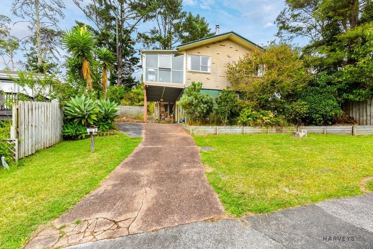 Photo of property in 30 Staincross Street, Green Bay, Auckland, 0604