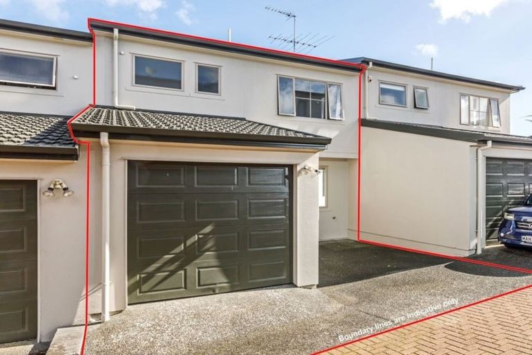Photo of property in 2/34 Fields Parade, Oteha, Auckland, 0632