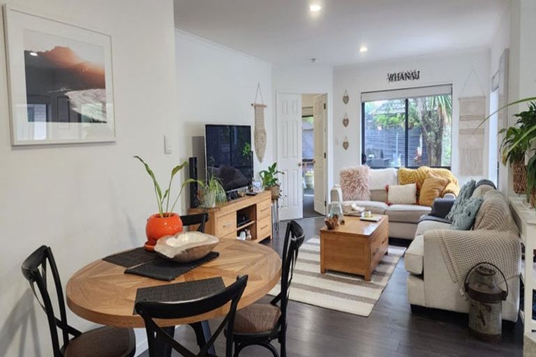 Photo of property in 38 Esther Place, Red Beach, 0932