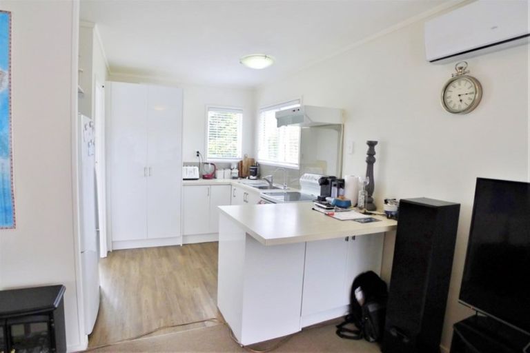 Photo of property in 2/33 Easton Parade, Glenfield, Auckland, 0629