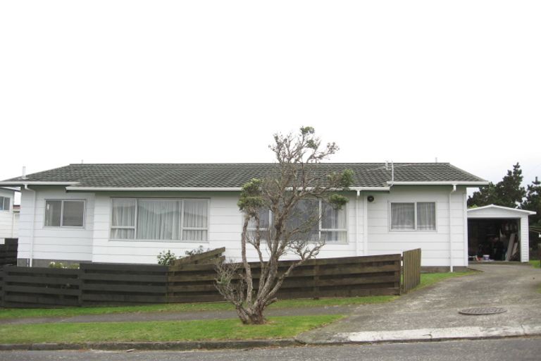 Photo of property in 12 Chetwode Grove, Newlands, Wellington, 6037