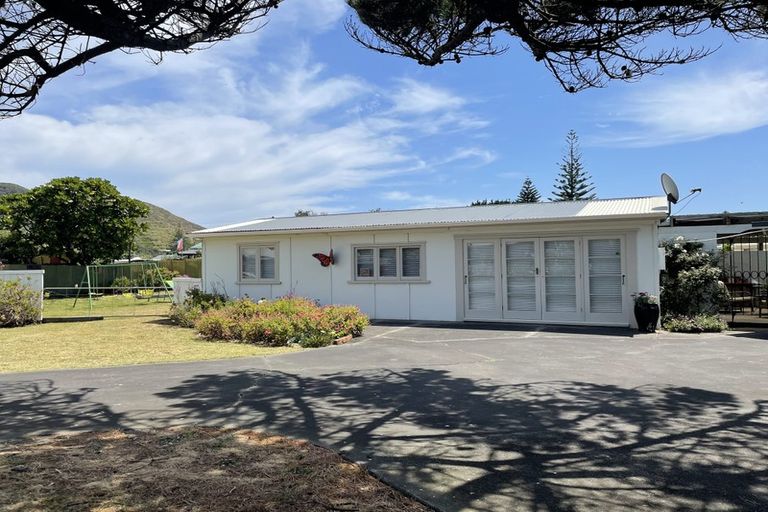 Photo of property in 21 Centreway Road, Port Waikato, 2695