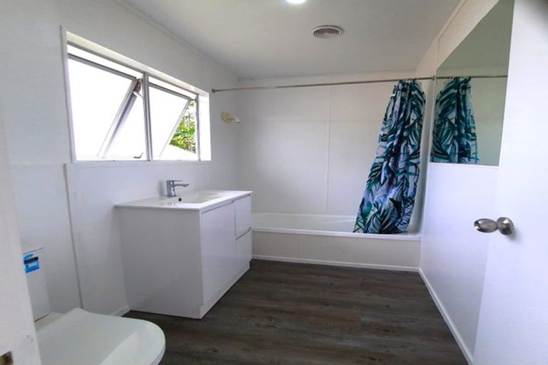 Photo of property in 2/27 Mon Desir Place, Manurewa, Auckland, 2102
