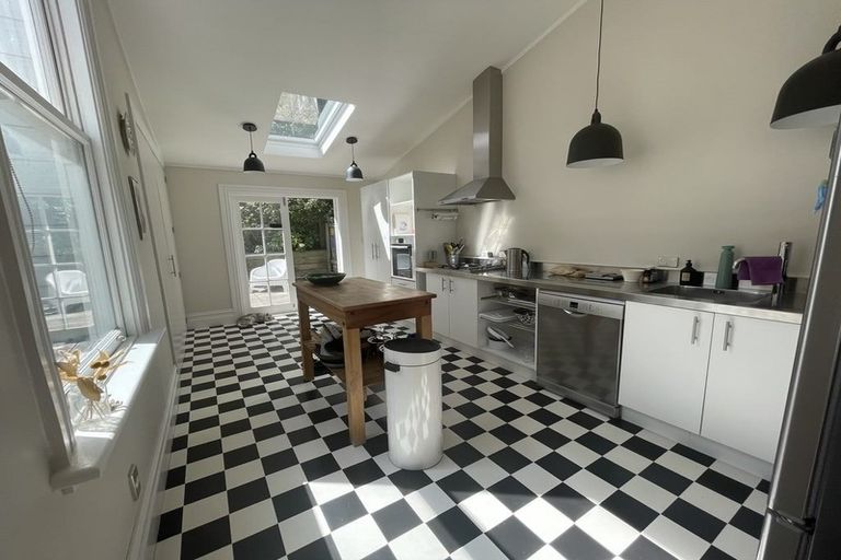 Photo of property in 15 Elizabeth Street, Mount Victoria, Wellington, 6011