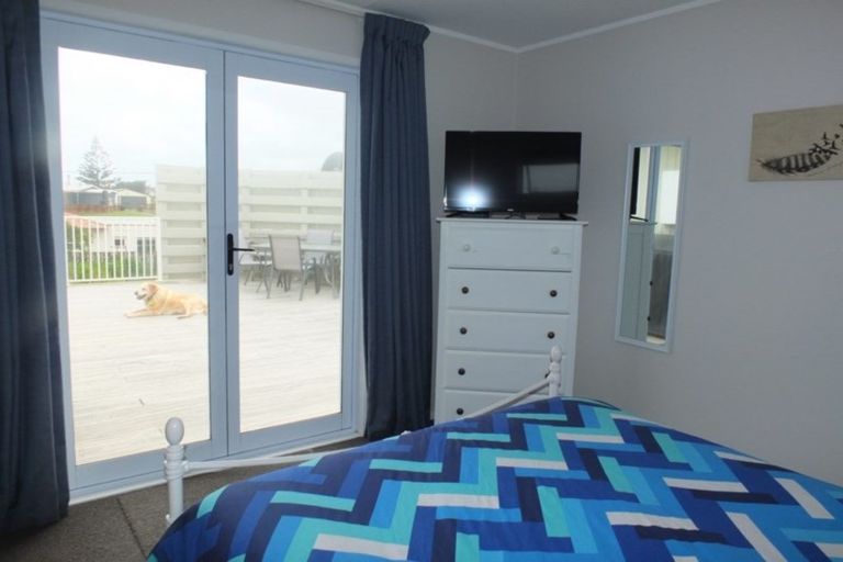 Photo of property in 35 Marine Parade South, Foxton Beach, Foxton, 4815