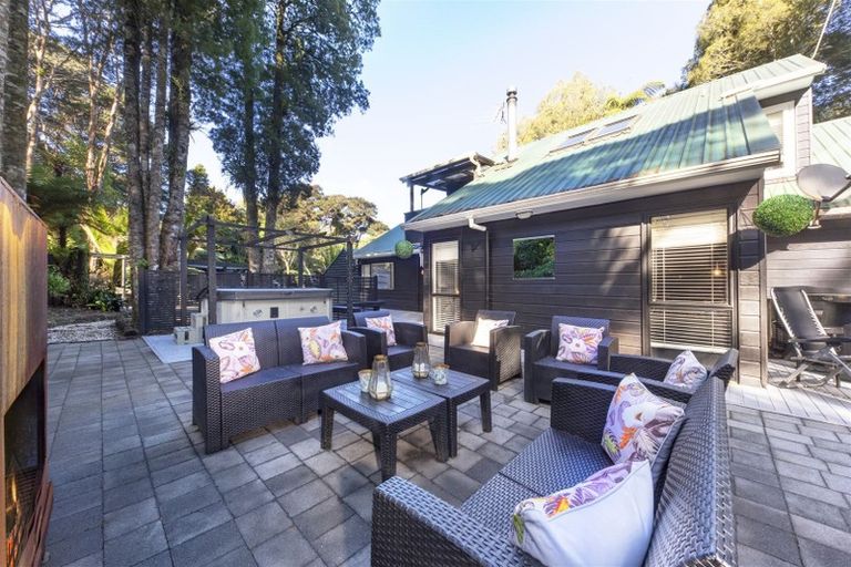 Photo of property in 422 Scenic Drive, Waiatarua, Auckland, 0612