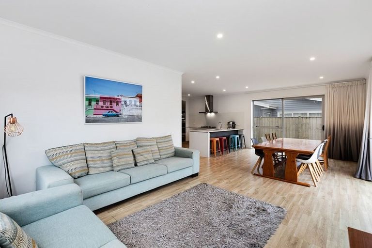 Photo of property in 11 Kukuwai Avenue, Red Beach, 0932