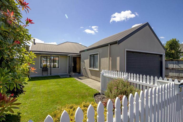 Photo of property in 27 Pirie Street, Palmerston North, 4410