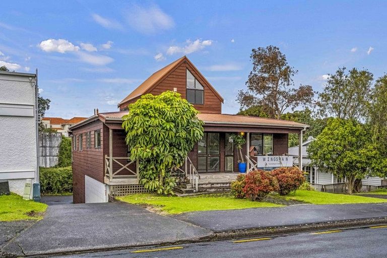 Photo of property in 2 Seaview Avenue, Northcote, Auckland, 0627