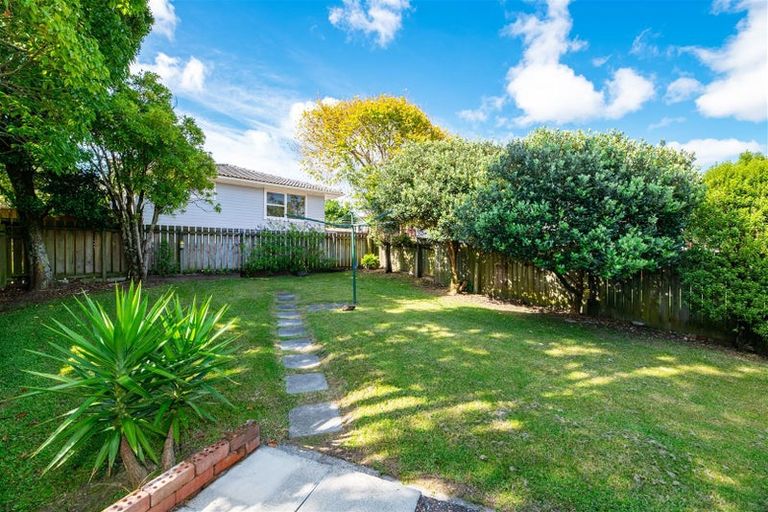 Photo of property in 2 Ashbourne Place, Glendene, Auckland, 0602