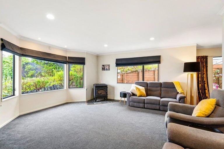 Photo of property in 8 Fernridge Way, Tirohanga, Lower Hutt, 5010