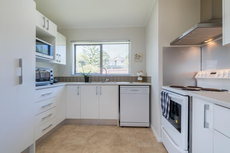 Photo of property in 17 Adam Sunde Place, Glen Eden, Auckland, 0602