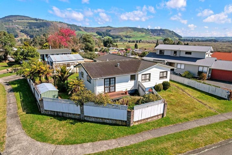 Photo of property in 8 Aquarius Drive, Kawaha Point, Rotorua, 3010