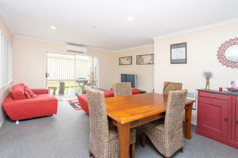 Photo of property in 20 Quincey Place, Massey, Auckland, 0614