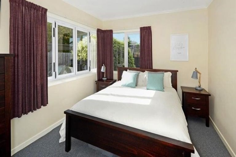 Photo of property in 1/33 Sunnyhaven Avenue, Beach Haven, Auckland, 0626