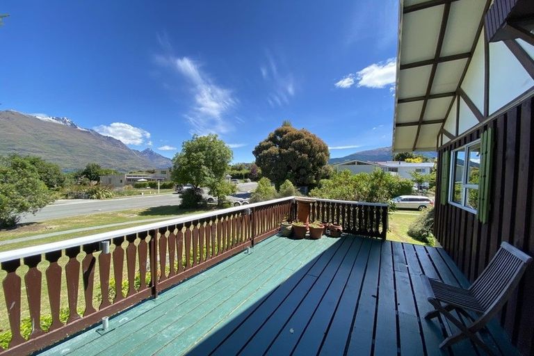Photo of property in 35 Cedar Drive, Kelvin Heights, Queenstown, 9300