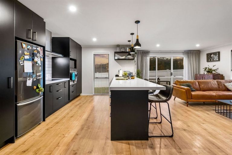 Photo of property in 10 Jeroboam Loop, Kumeu, 0810