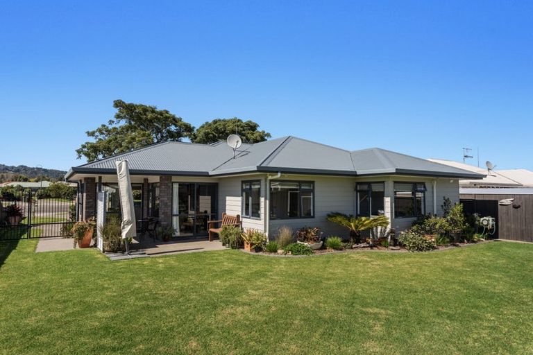 Photo of property in 21 Edgewater Grove, Whakatane, 3120