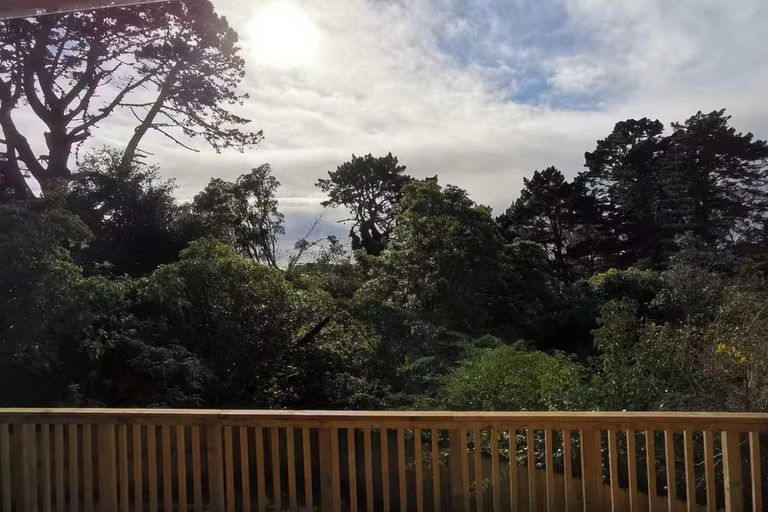 Photo of property in 579 Glenfield Road, Totara Vale, Auckland, 0629