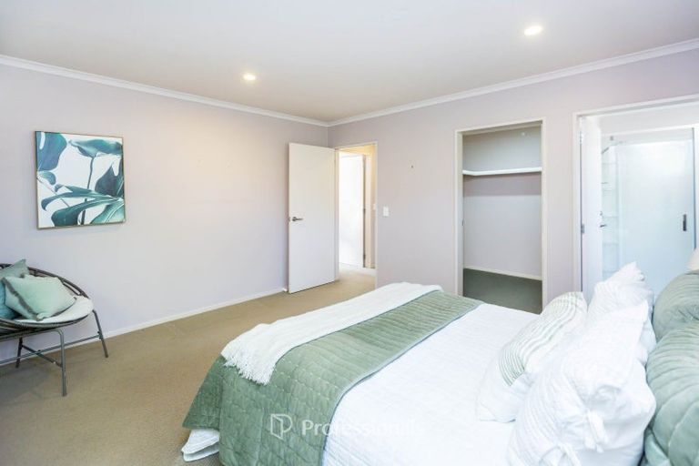 Photo of property in 10 Mcewen Crescent, Riverstone Terraces, Upper Hutt, 5018