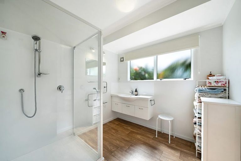 Photo of property in 1/2 Wallace Road, Ranui, Auckland, 0612