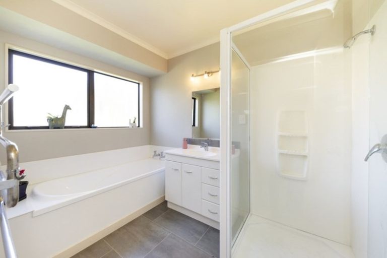 Photo of property in 32 Stoneleigh Lane, Aokautere, Palmerston North, 4471