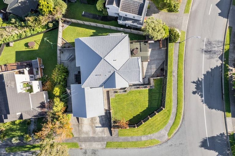 Photo of property in 2 Saunders Close, Whitby, Porirua, 5024