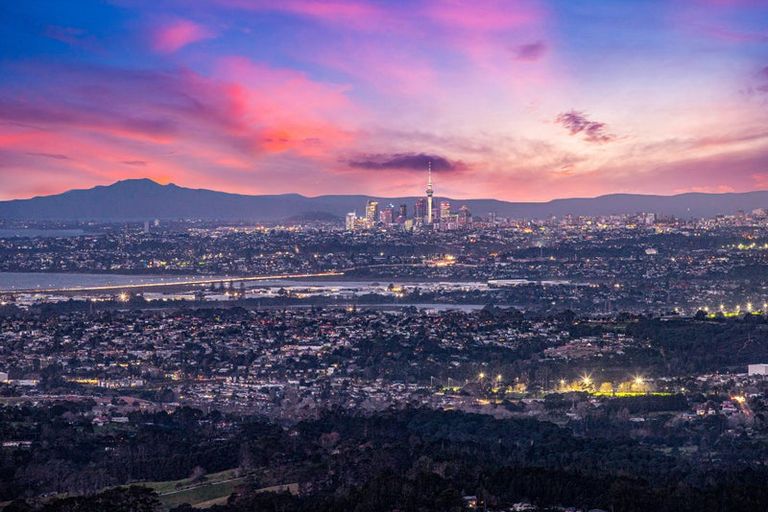 Photo of property in 535 Scenic Drive, Waiatarua, Auckland, 0612