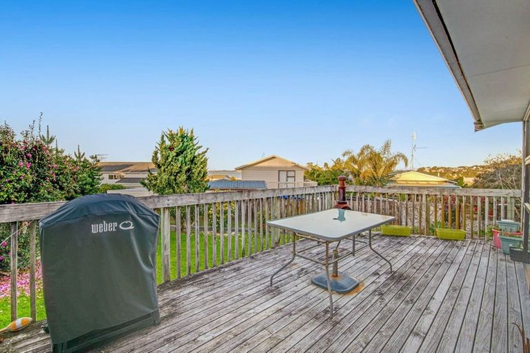 Photo of property in 17 Ngatira Place, Snells Beach, 0920