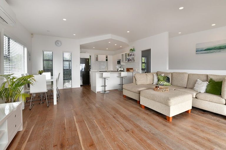 Photo of property in 2/1376 Whangaparaoa Road, Army Bay, Whangaparaoa, 0930