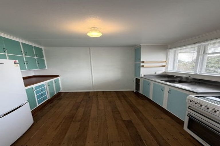 Photo of property in 24 Banks Street, Marfell, New Plymouth, 4310