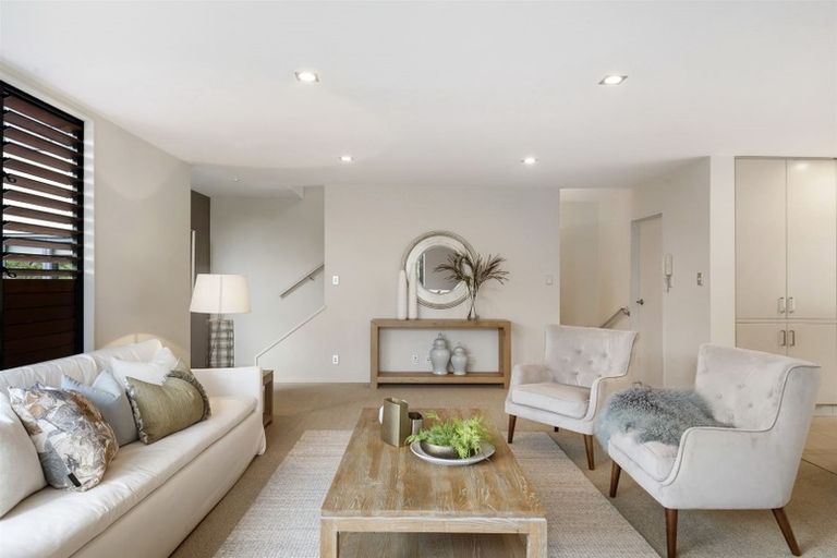 Photo of property in 2/71 Pupuke Road, Northcote, Auckland, 0627