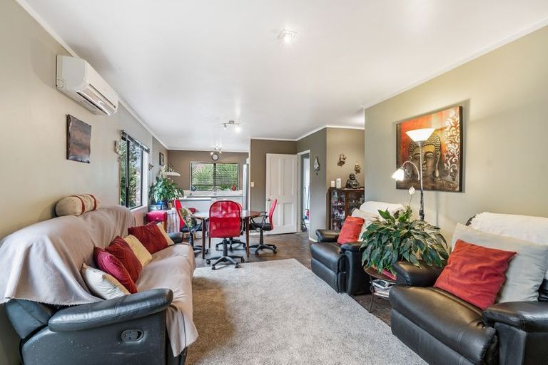 Photo of property in 22 Dungarvon Place, Clendon Park, Auckland, 2103