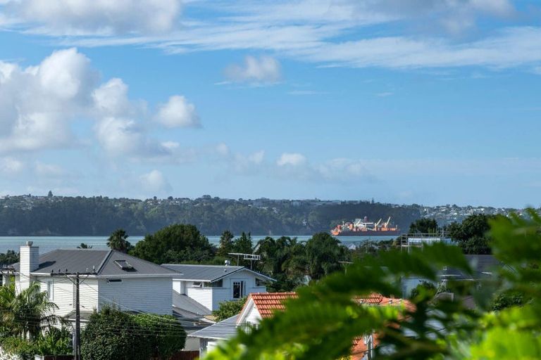 Photo of property in 11 Sunny Brae Crescent, Westmere, Auckland, 1022