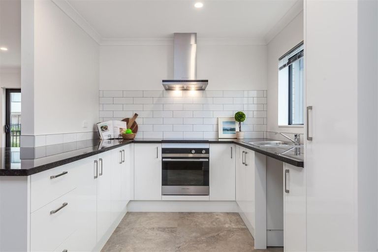 Photo of property in 48 Black Beech Crescent, Takanini, 2110