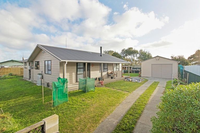 Photo of property in 29 Hennessy Street East, Foxton Beach, Foxton, 4815