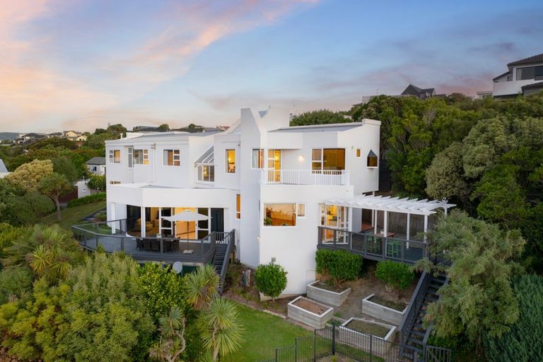 Photo of property in 28 Molyneux Close, Whitby, Porirua, 5024