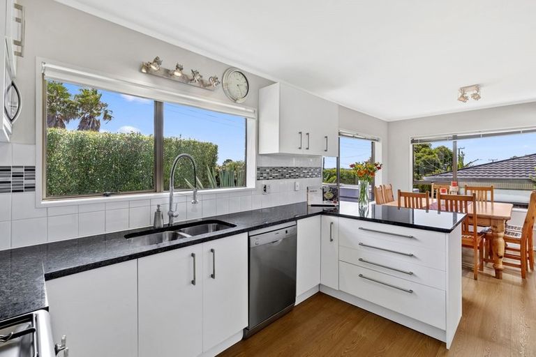 Photo of property in 1/15 Deep Creek Road, Waiake, Auckland, 0630