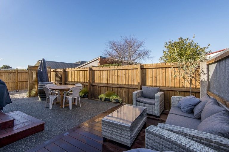Photo of property in 32 Farquhars Road, Redwood, Christchurch, 8051