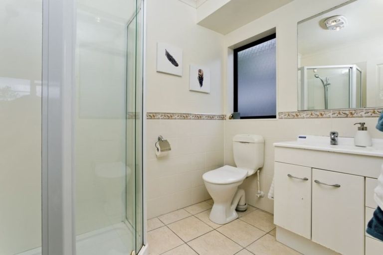 Photo of property in 1 Black Teal Close, Unsworth Heights, Auckland, 0632