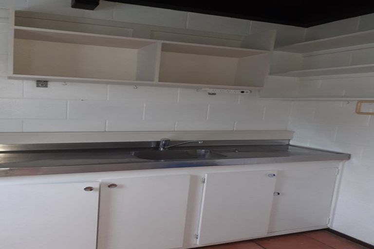 Photo of property in 140 Akaroa Drive, Maupuia, Wellington, 6022