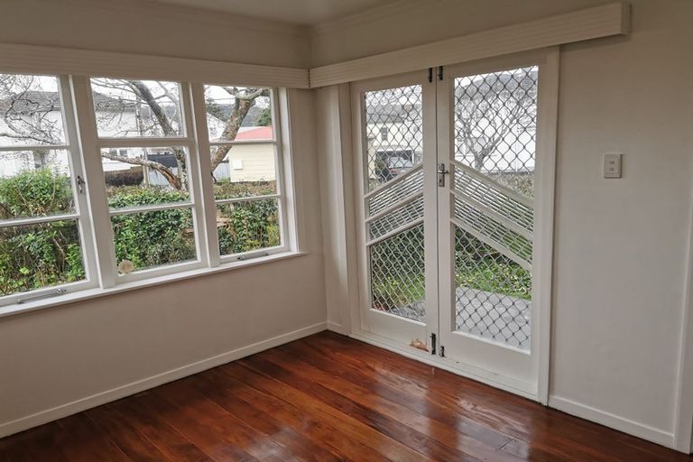 Photo of property in 323 Oxford Terrace, Avalon, Lower Hutt, 5011