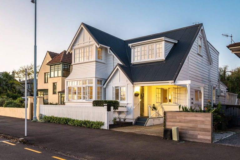 Photo of property in 10 Queens Parade, Devonport, Auckland, 0624