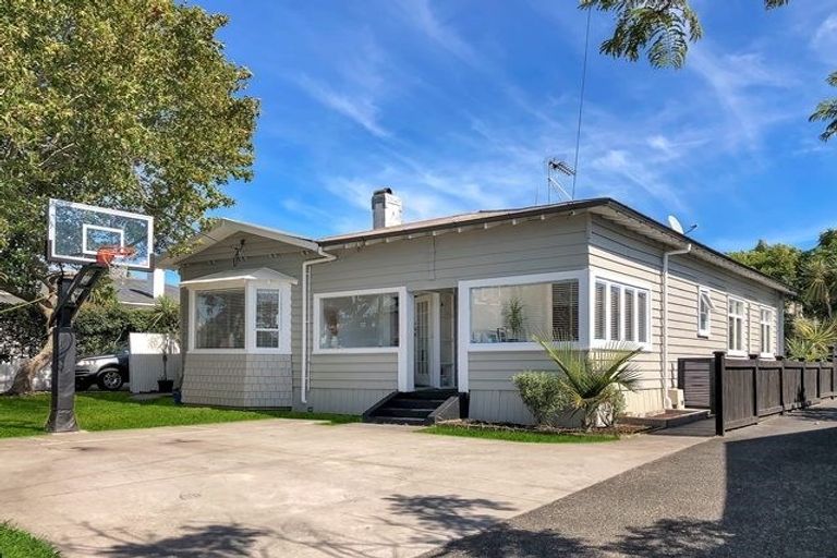 Photo of property in 1/1 Birkley Road, Bayswater, Auckland, 0622