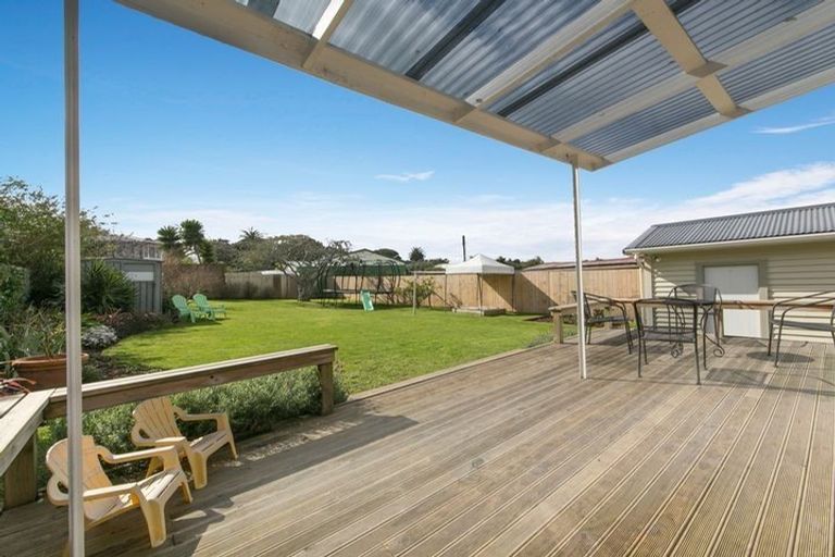 Photo of property in 17 Putini Road, Mangere Bridge, Auckland, 2022