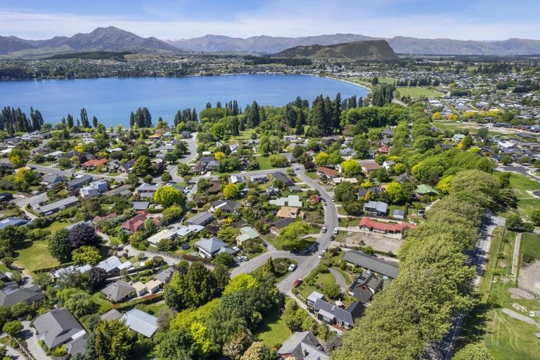 Photo of property in 21 Heuchan Lane, Wanaka, 9305