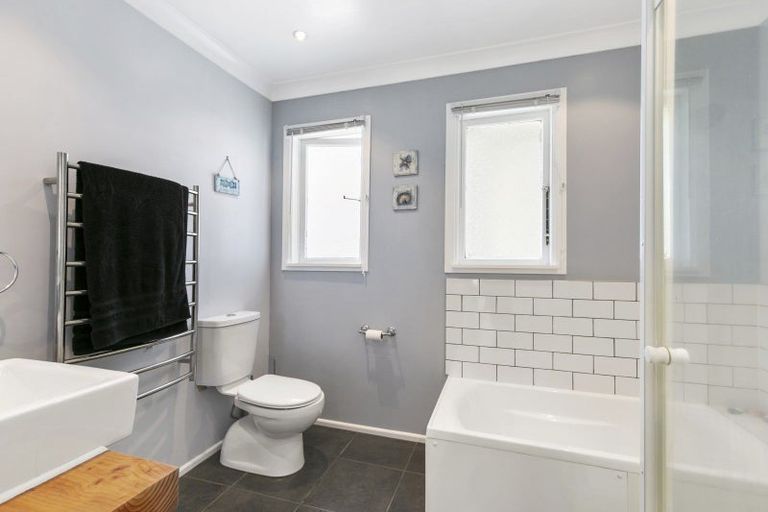 Photo of property in 54 Collins Avenue, Tawa, Wellington, 5028