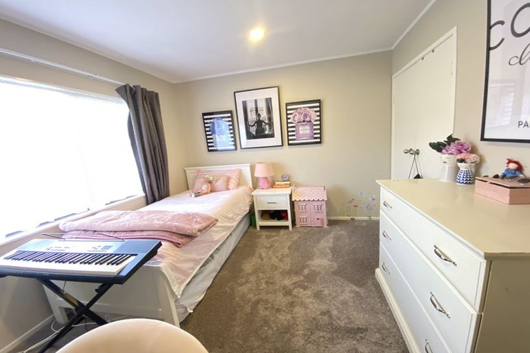 Photo of property in 9 Dalwhinnie Parade, Highland Park, Auckland, 2010