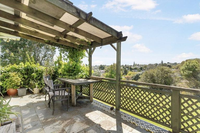 Photo of property in 84 Awaroa Road, Sunnyvale, Auckland, 0612