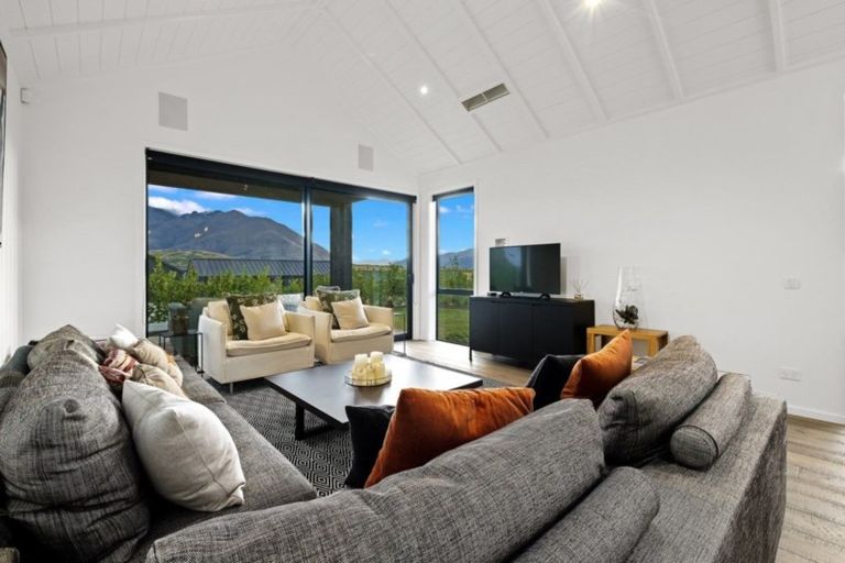 Photo of property in 58 Falconer Rise, Jacks Point, Queenstown, 9371